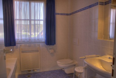 Bad mit Dusche und WC, 3-Zimmer-Wohnung